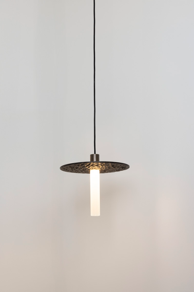 [15111LIN] OXOSTSUSSET11LIN suspension spot - disque en noyer - verre tube (câble en lin) bronze ancien